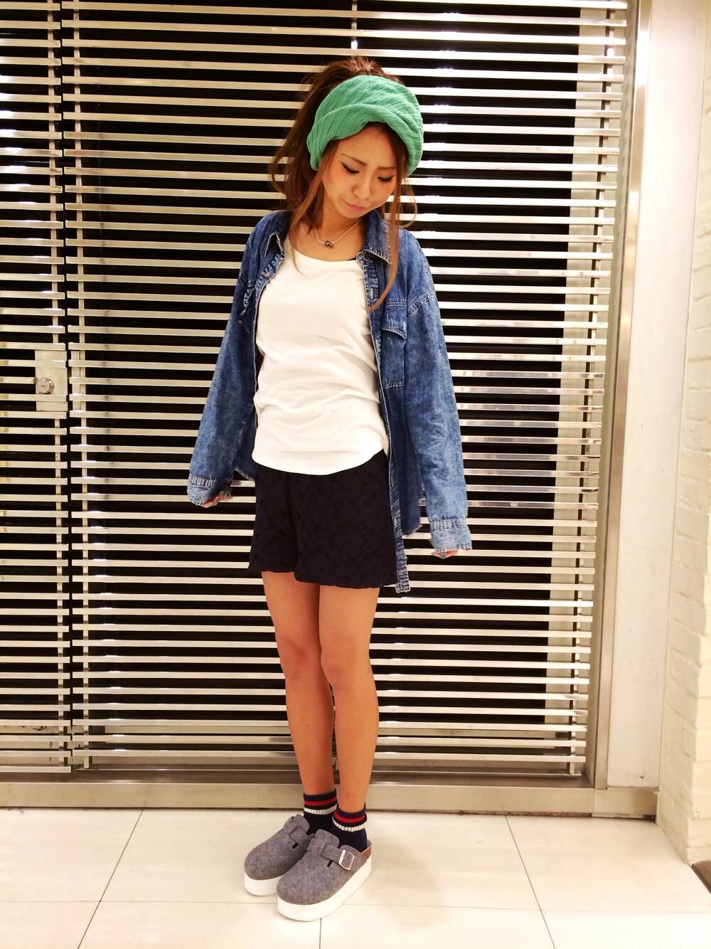 グレー系のサンダルを着用したレディースの秋コーディネートの1枚目の写真