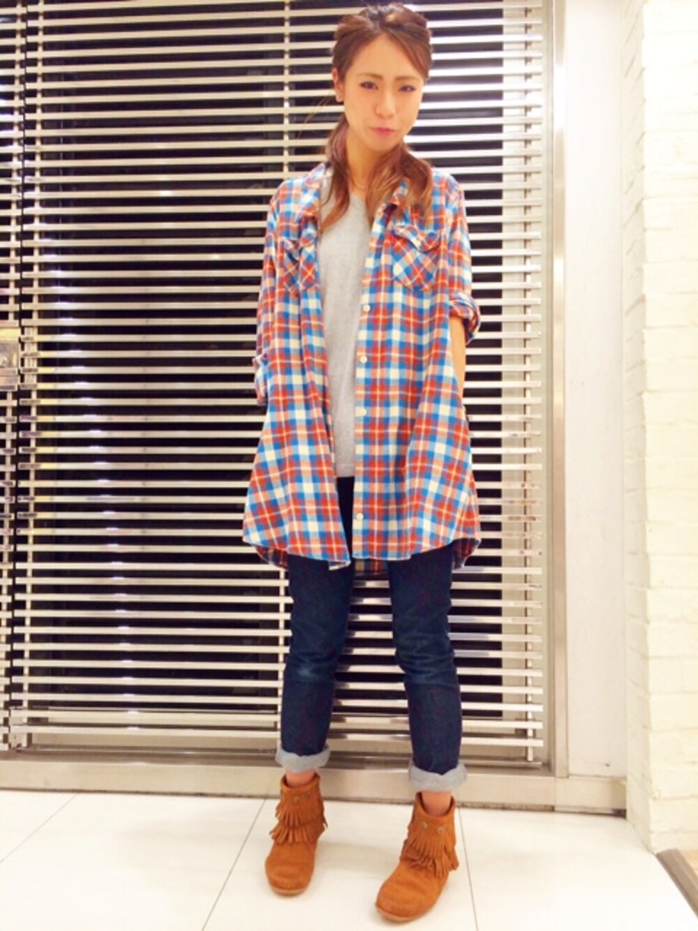 ブラウン系のブーツを着用したレディースの秋コーディネートの1枚目の写真