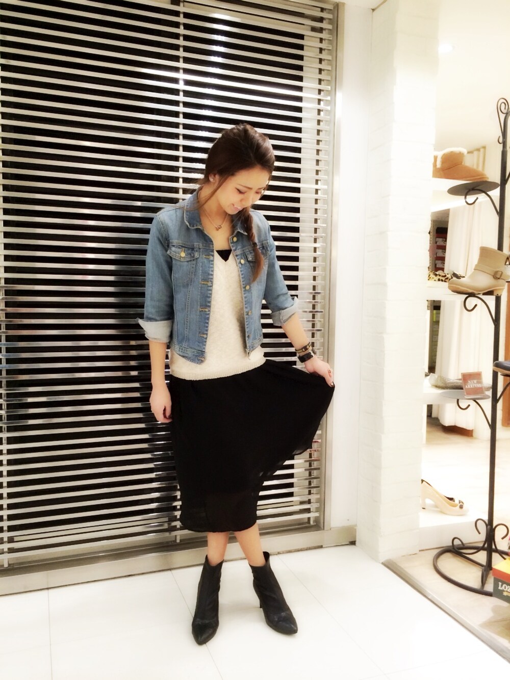 ブラック系のブーツを着用したレディースの秋コーディネートの1枚目の写真