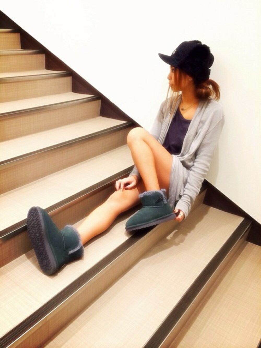 グレー系のブーツを着用したレディースの秋コーディネートの1枚目の写真