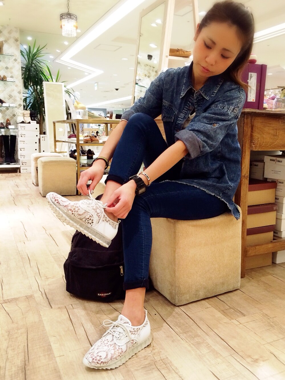 ホワイト系のスニーカーを着用したレディースの冬コーディネートの1枚目の写真