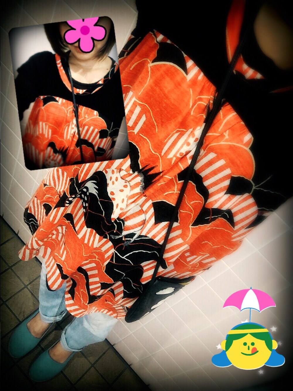 レッド系のチュニック、ブルー系のパンプス、ブラック系のショルダーバッグを着用したレディースの秋コーディネートの1枚目の写真