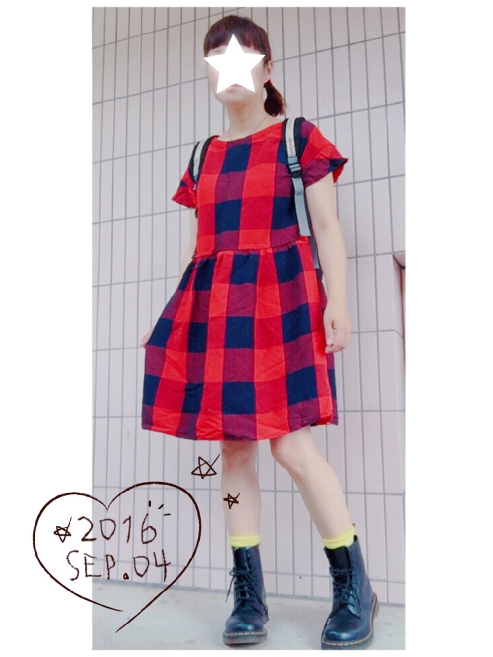 「チェックワンピース、カジュアル、ドクターマーチン、ママコーデ、リュック、casual」｜「mercibeaucoup,のリボンゴムドット（ヘアゴム、ブルー系）」を使った、まっきぃ〜さん（レディース・157cm）の秋コーディネートの1枚目の写真