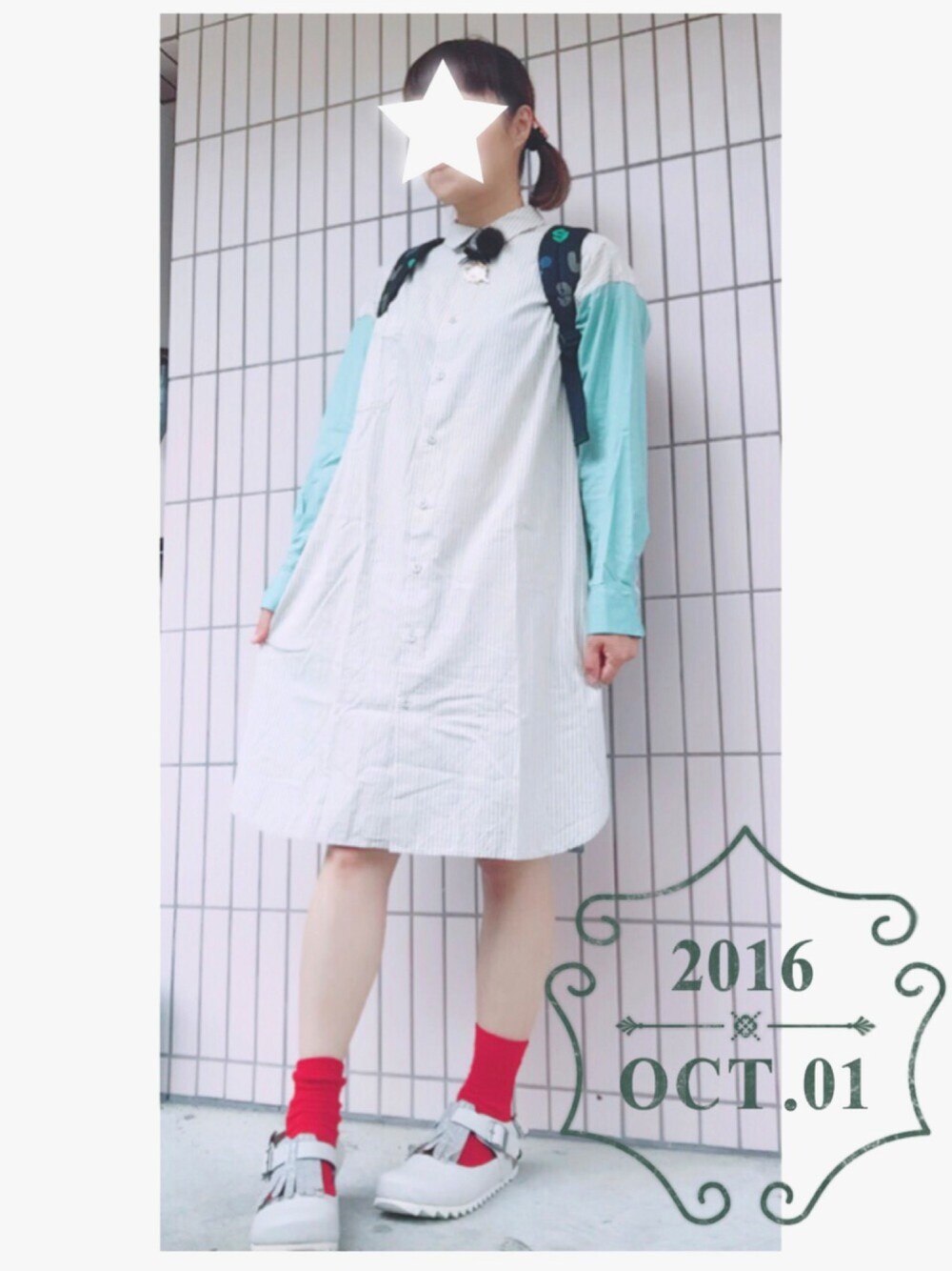 「シャツワンピ、サンダルに靴下、ママコーデ、ゆるコーデ、ラフ、メルシーボークー、ママファッション」｜「TSUMORI CHISATOのアイテム（ネックレス、ゴールド系）」を使った、まっきぃ〜さん（レディース・157cm）の秋コーディネートの1枚目の写真