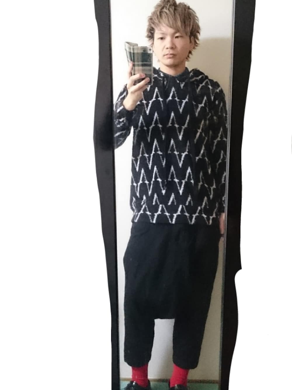 ブラック系のパーカー、ブラック系のその他パンツ、ブラック系のドレスシューズを着用したメンズの冬コーディネートの1枚目の写真