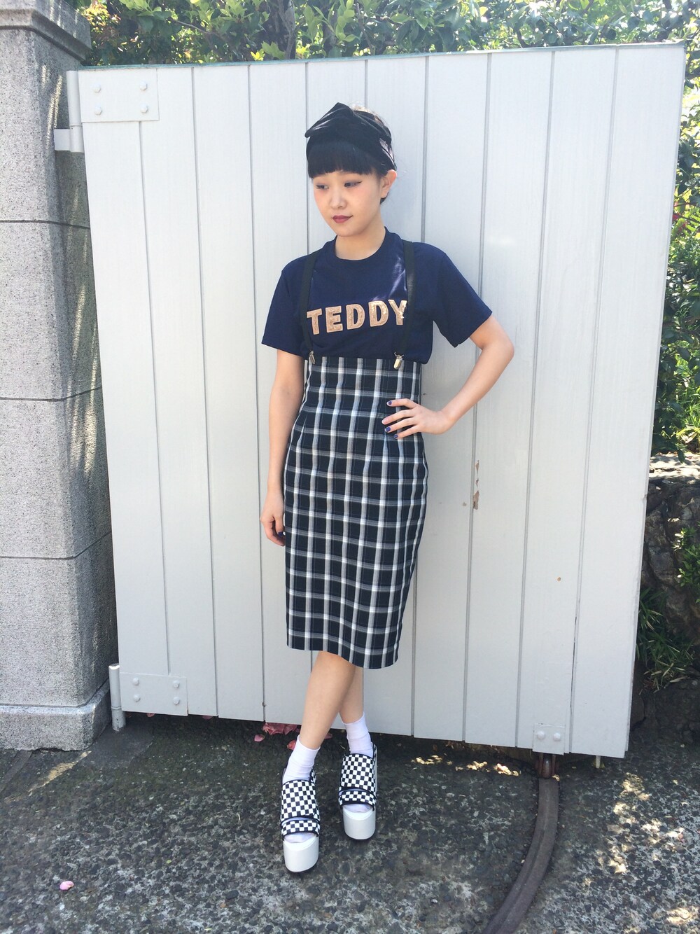 「Tシャツ、g.v.g.v.、チェック スカート」｜「k3&co.のTEDDY T （Tシャツ/カットソー、ブルー系）」を使った、Nao Shinmuraさん（レディース・156cm）の春コーディネートの1枚目の写真