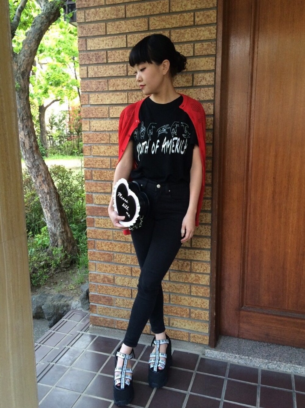 「g.v.g.v.、 スキニー、CHEAPMONDAY、赤いカーディガン、NAKID」｜「G.V.G.V.のEYELET KNIT ROUND NECK CARDIGAN（カーディガン/ボレロ、レッド系）」を使った、Nao Shinmuraさん（レディース・156cm）の春コーディネートの1枚目の写真