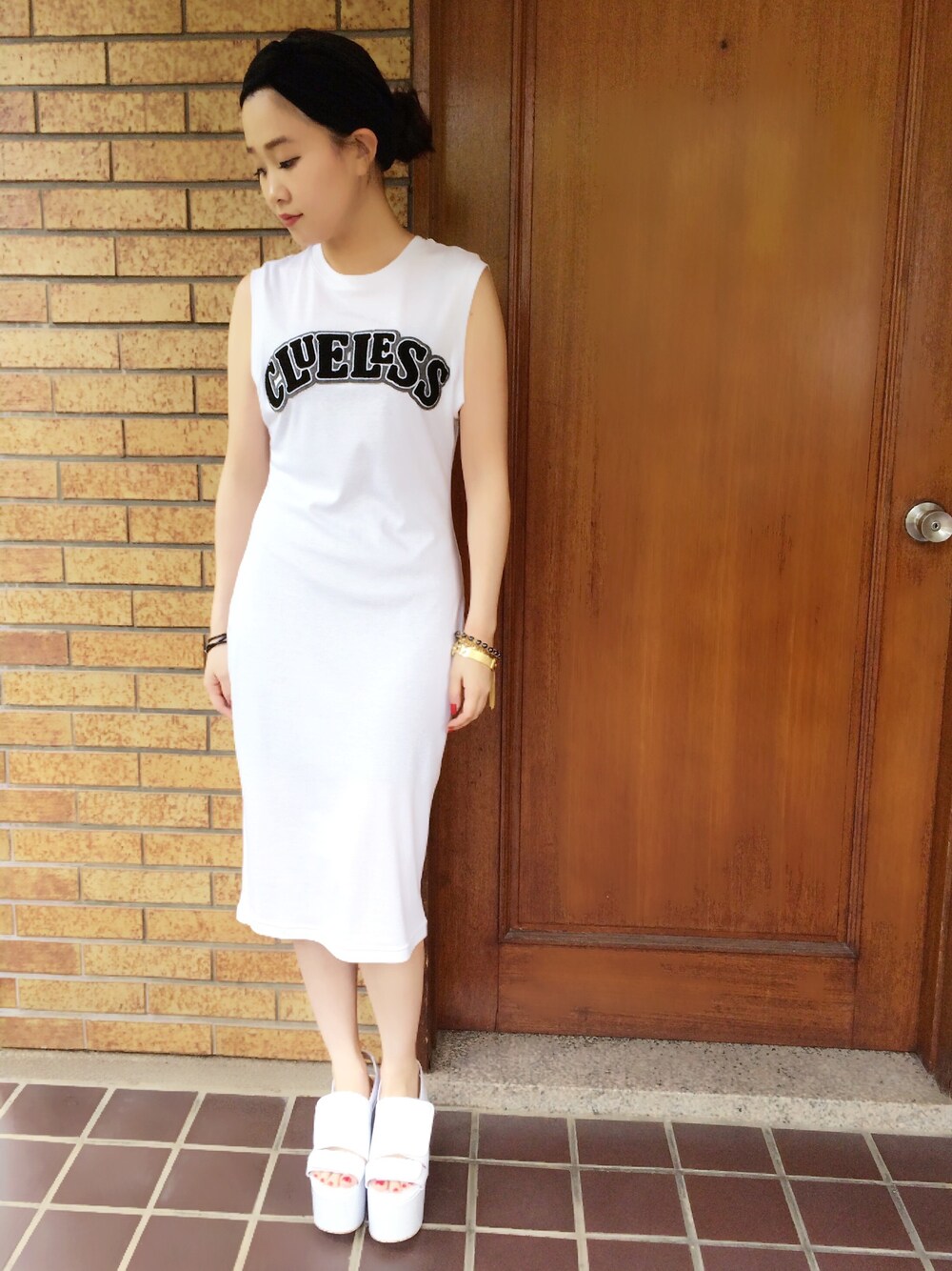 「ワンピース、ヘアバンド、g.v.g.v.、タイト、白、ワッペン、厚底サンダル」｜「G.V.G.V.のFITTED DRESS W/CHENILLE WAPPEN（ワンピース、ホワイト系）」を使った、Nao Shinmuraさん（レディース・156cm）の春コーディネートの1枚目の写真