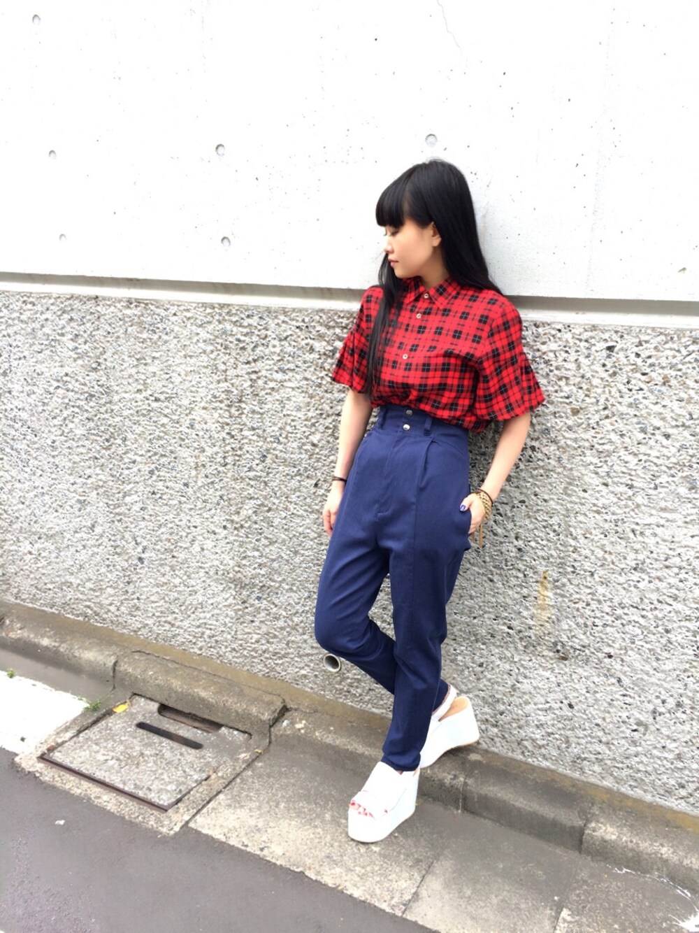 「チェック、ブラウス、パンツ、シャツ、g.v.g.v.、リボン、サンダル、シャツスタイル」｜「G.V.G.V.のSCHOOL CHECK BOW TIE BLOUSE（トップス、レッド系）」を使った、Nao Shinmuraさん（レディース・156cm）の春コーディネートの1枚目の写真