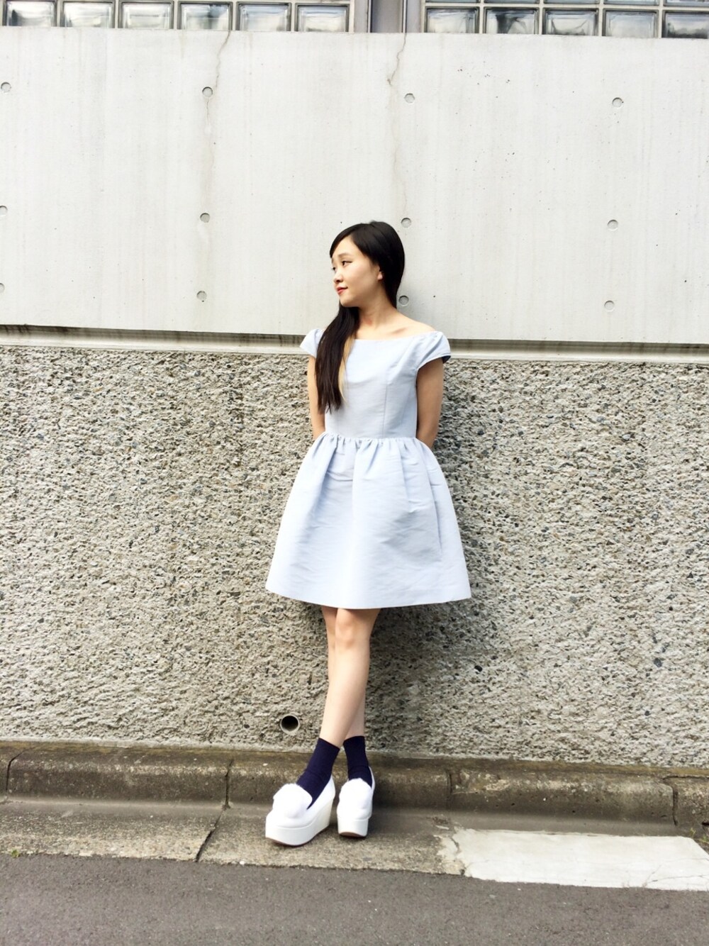 「g.v.g.v.、厚底シューズ、オフショル、オフショルダー」｜「G.V.G.V.のGROSGRAIN OFF SHOULDER DRESS（ワンピース、グレー系）」を使った、Nao Shinmuraさん（レディース・156cm）の夏コーディネートの1枚目の写真