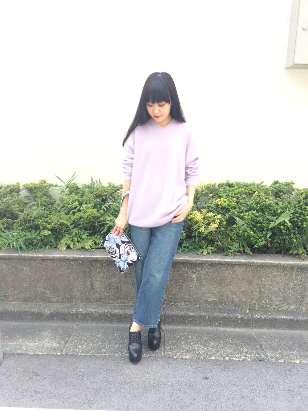 「ボーイフレンドデニム、cheap monday、g.v.g.v.、ニット、カシミア、クラッチバッグ」｜「G.V.G.V.のBRUSHED CASHMERE V-NECK TOP（トップス、パープル系）」を使った、Nao Shinmuraさん（レディース・156cm）の秋コーディネートの1枚目の写真