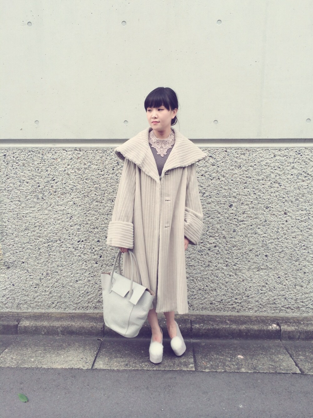 「ガウン、k3&co、ニットワンピ、g.v.g.v.」｜「k3&co.のアイテム（その他アウター、ベージュ系）」を使った、Nao Shinmuraさん（レディース・156cm）の秋コーディネートの1枚目の写真