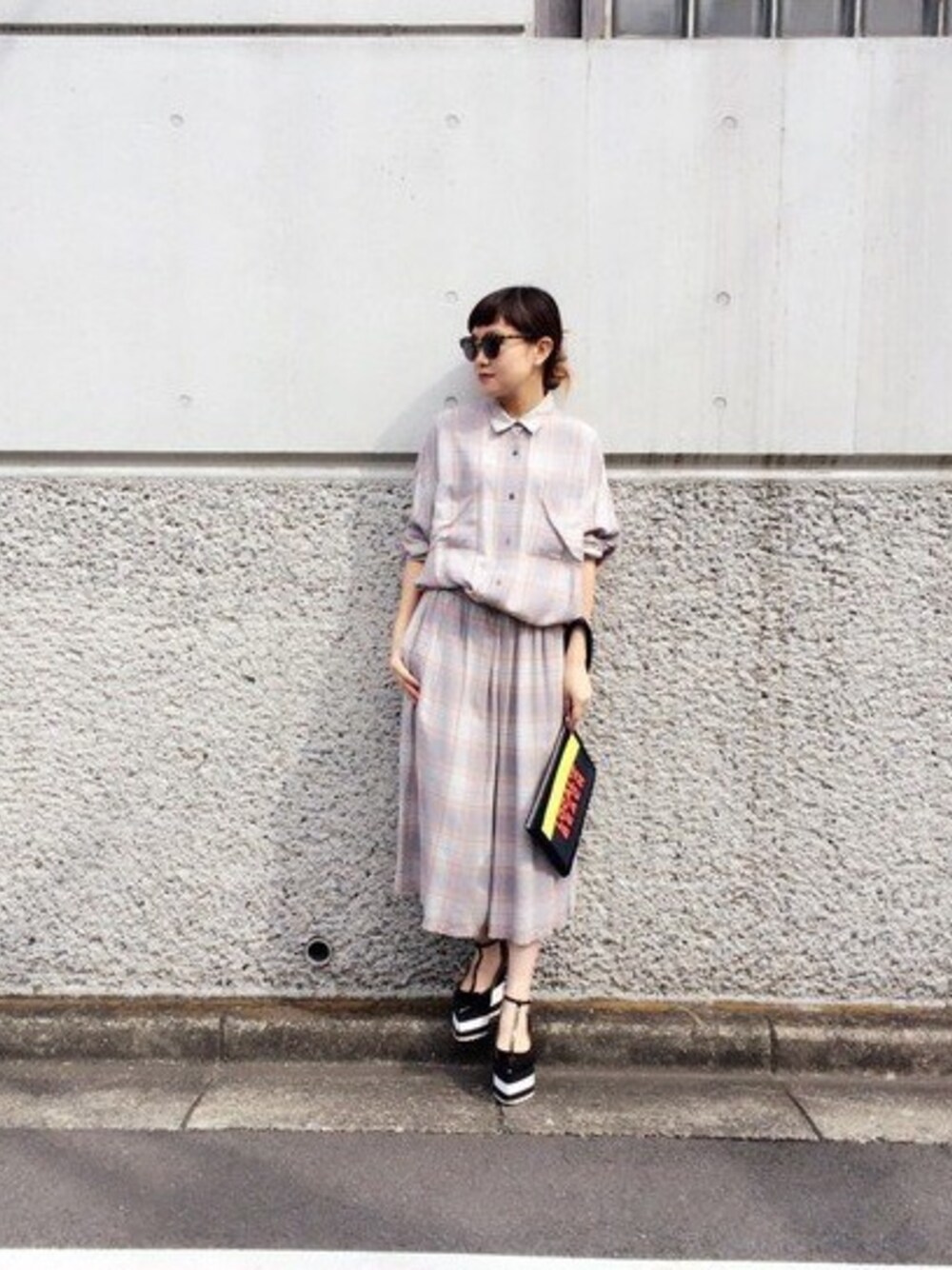 「g.v.g.v.、チェック×チェック、チェックシャツ、チェックパンツ、ウェッジソール、セットアップスタイル、サングラス」｜「G.V.G.V.のCHECK OVERSIZED SHIRT（トップス、グレー系）」を使った、Nao Shinmuraさん（レディース・156cm）の冬コーディネートの1枚目の写真
