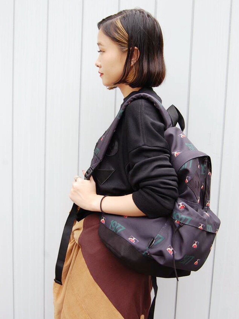 ブルー系のバックパック/リュック、ブラック系のワンピース、その他のジャケット/アウターを着用したレディースの秋コーディネートの1枚目の写真