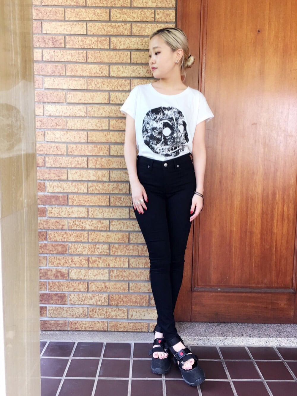 「cheap monday、CHEAPMONDAY、Tシャツ、デニム、スキニー、白Tシャツ」｜「CHEAP MONDAYのHave tee Moonskull（Tシャツ/カットソー、ホワイト系）」を使った、Nao Shinmuraさん（レディース・156cm）の夏コーディネートの1枚目の写真