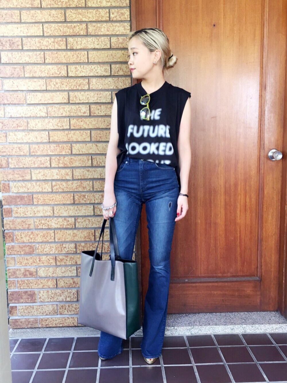 「cheap monday、CHEAPMONDAY、デニム、フレアデニム、タンクトップ」｜「CHEAP MONDAYのMorgan tank Future（タンクトップ、ブラック系）」を使った、Nao Shinmuraさん（レディース・156cm）の夏コーディネートの1枚目の写真