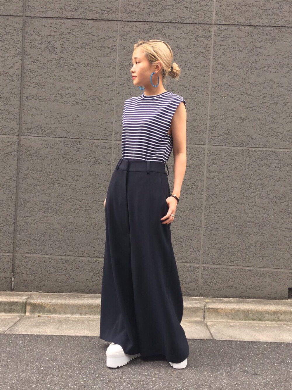 「g.v.g.v.、gvgv、k3&co、ボーダートップス、ワイドパンツ、厚底スニーカー、スニーカー、フープピアス」｜「k3&co.のKIRAKIRA Hoop Pierce　（ピアス（両耳用）、ブルー系）」を使った、Nao Shinmuraさん（レディース・156cm）の夏コーディネートの1枚目の写真