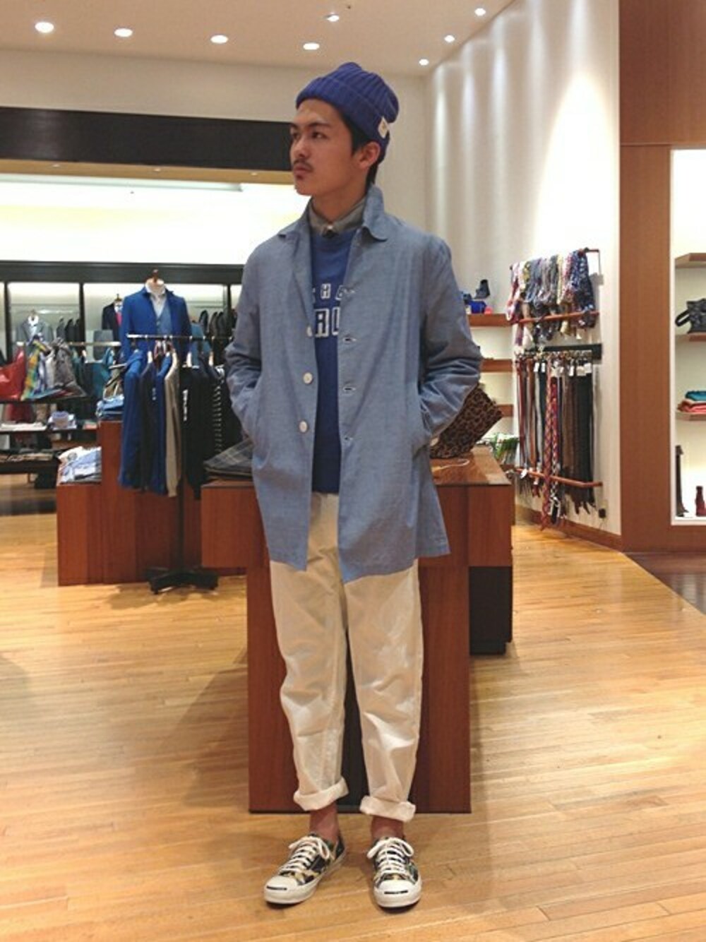 ブルー系のスウェット、ホワイト系のチノパンツ、ブルー系のその他アウターを着用したメンズの冬コーディネートの1枚目の写真