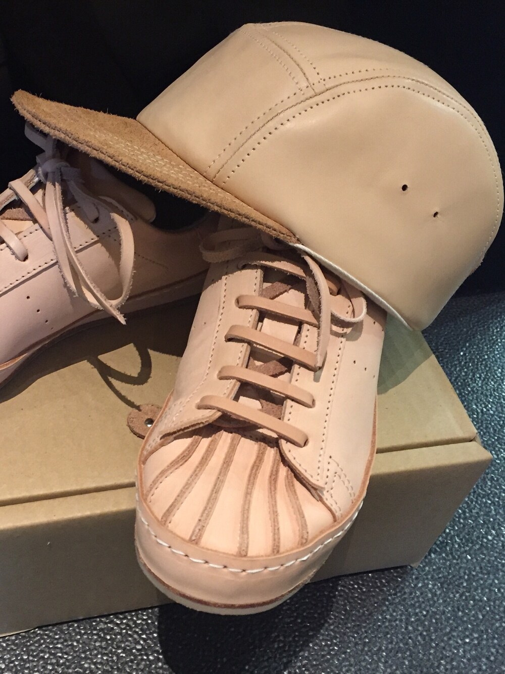 「Hender Schemeのアイテム（スニーカー、ベージュ系）」を使った、美容師_村山諒さん（メンズ・170cm）の冬コーディネートの1枚目の写真