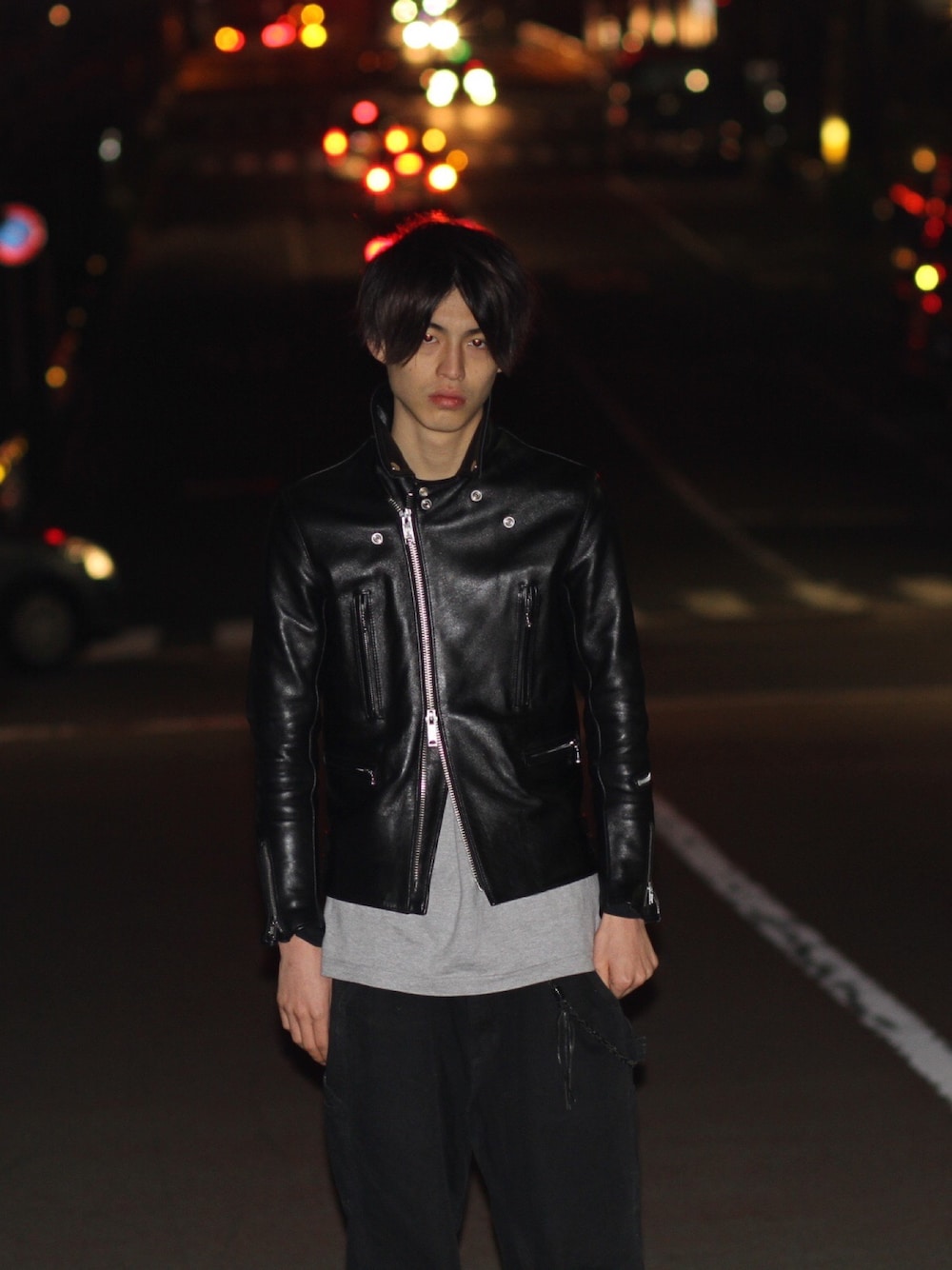 「666のアイテム（ライダースジャケット、ブラック系）」を使った、美容師_村山諒さん（メンズ・170cm）の春コーディネートの1枚目の写真