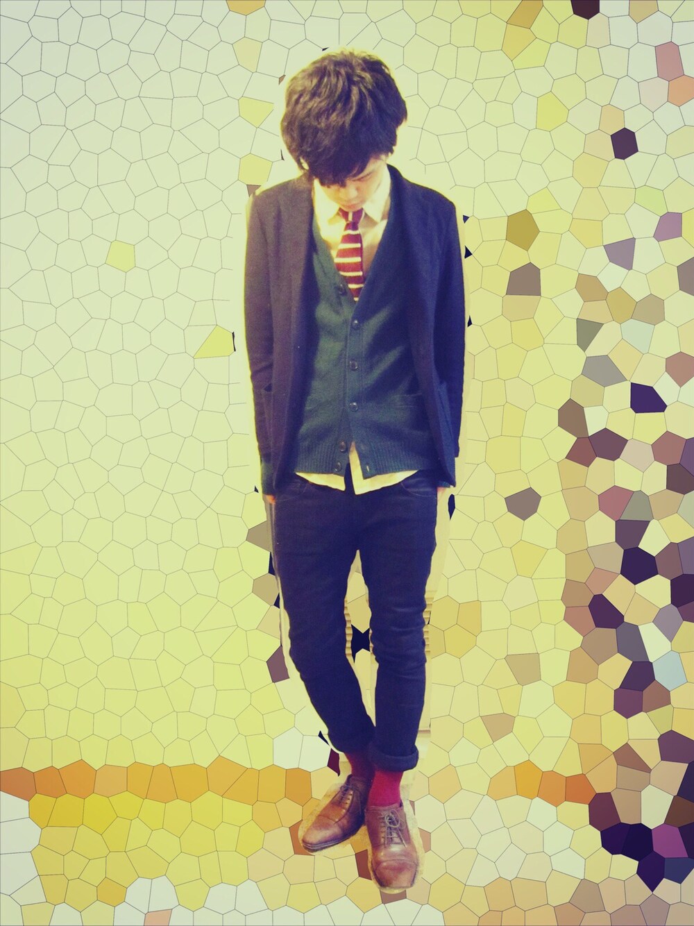 ベージュ系のシャツ/ブラウス、レッド系のネクタイ、レッド系のソックス/靴下を着用したメンズの冬コーディネートの1枚目の写真