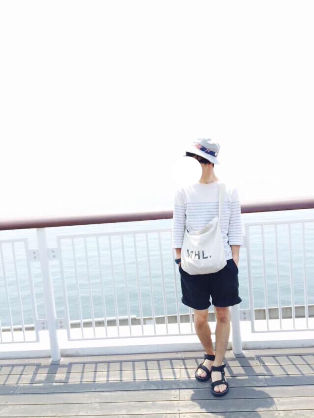 「Tシャツ、ラフ、ボーダー、MHL.、teva、サンダル、夏コーデ、バケットハット、シンプルコーデ、HARE」｜「MHL.のHEAVY CANVAS BAG（ショルダーバッグ、ホワイト系）」を使った、ig_08さん（メンズ・175cm）の夏コーディネートの1枚目の写真