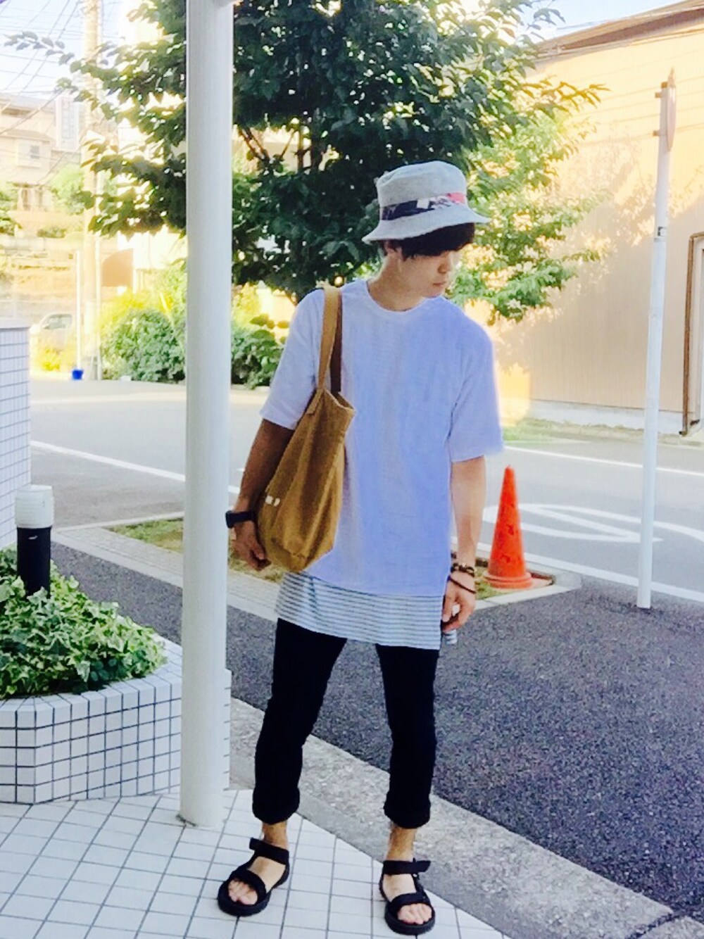 「モノトーンコーデ、G-SHOCK、シンプルコーデ、夏コーデ、カジュアル、サマースタイル、MHL.、teva、黒スキニー」｜「MHL.のHEAVY CANVAS（トートバッグ、ブラウン系）」を使った、ig_08さん（メンズ・175cm）の夏コーディネートの1枚目の写真
