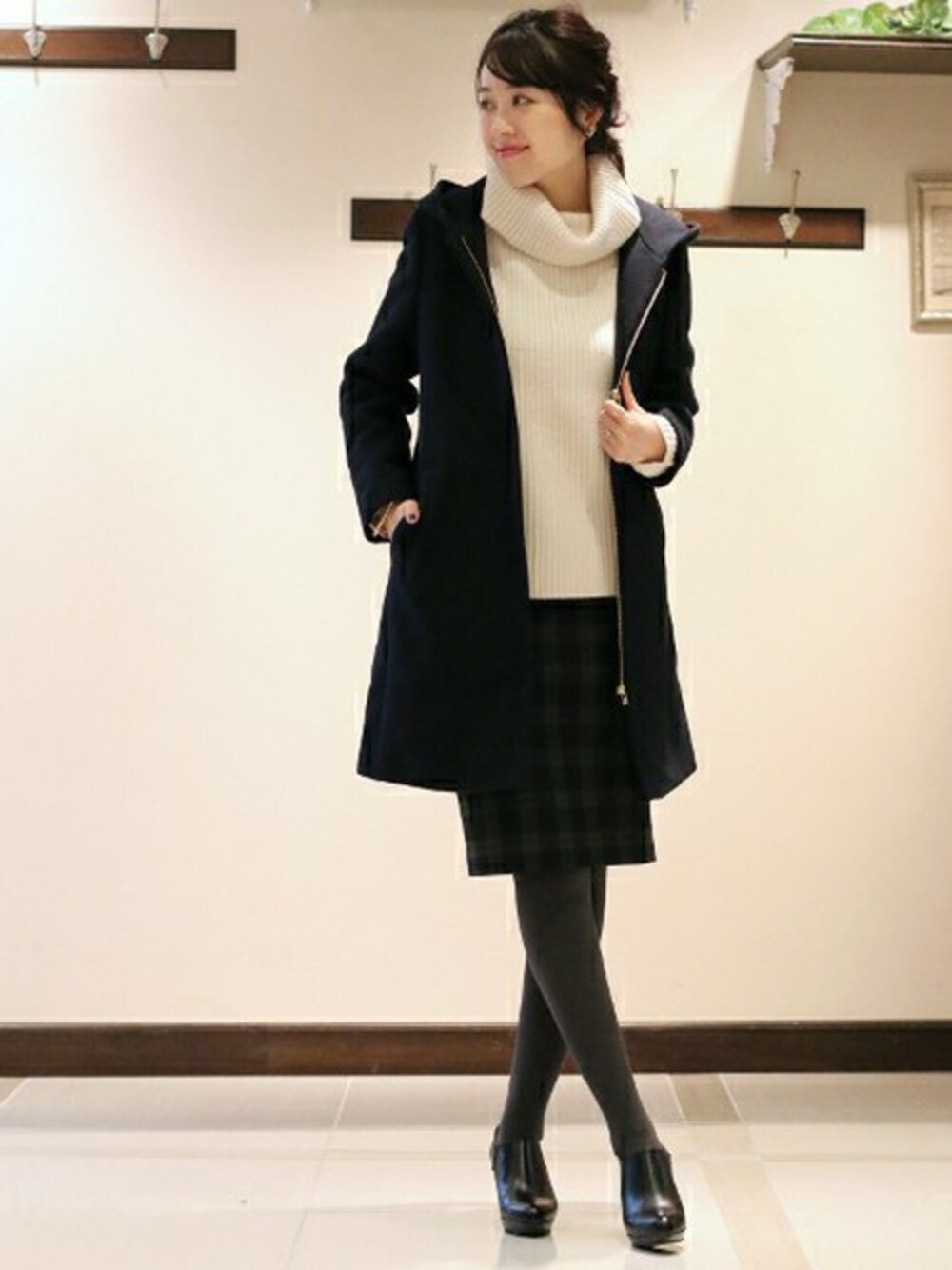 「ニット、大人カジュアル、チェックスカート、フードコート、オフタートル、ざっくりニット、Spick & Span(Spick & Span)、レザーブーティー、フーデッドコート」｜「Spick & Spanの≪予約≫ニジュウオリメルトン フーデッド◆（その他アウター、ブルー系）」を使った、mai*さん（レディース・170cm）の秋コーディネートの1枚目の写真
