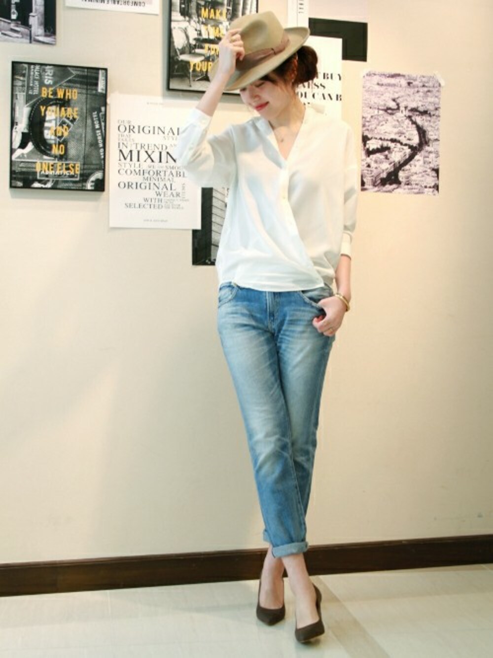 「デニム、ブラウス、パンプス、ハット、デニムパンツ、春コーデ、スピック＆スパン、Spick and Span、とろみシャツ、オトナカジュアル」｜「Spick & Spanの≪予約≫ORIGINAL Fスエードポインテッドパンプス◆（シューズ、ブラウン系）」を使った、mai*さん（レディース・170cm）の冬コーディネートの1枚目の写真