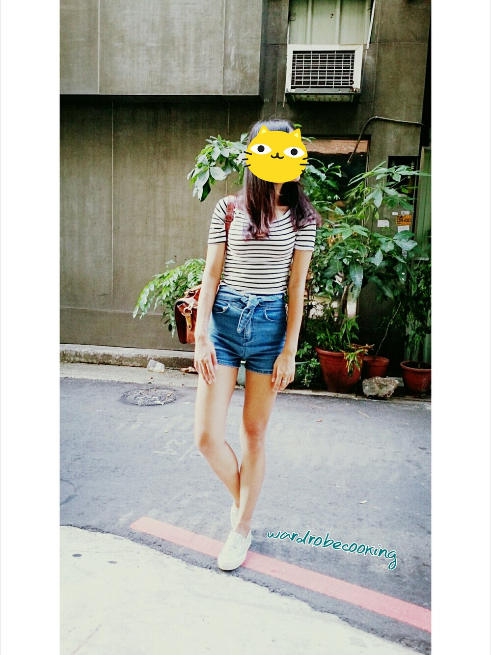 ホワイト系のTシャツ/カットソー、ブルー系のデニムパンツ、その他のモカシン/デッキシューズを着用したレディースの秋コーディネートの1枚目の写真