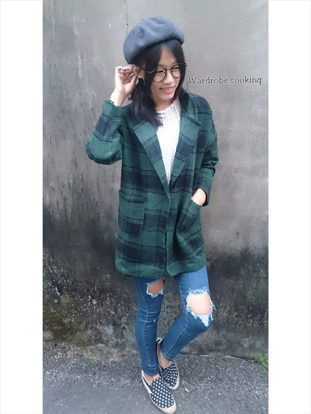 グリーン系のテーラードジャケット、ブルー系のデニムパンツ、ホワイト系のニット/セーターを着用したレディースの秋コーディネートの1枚目の写真