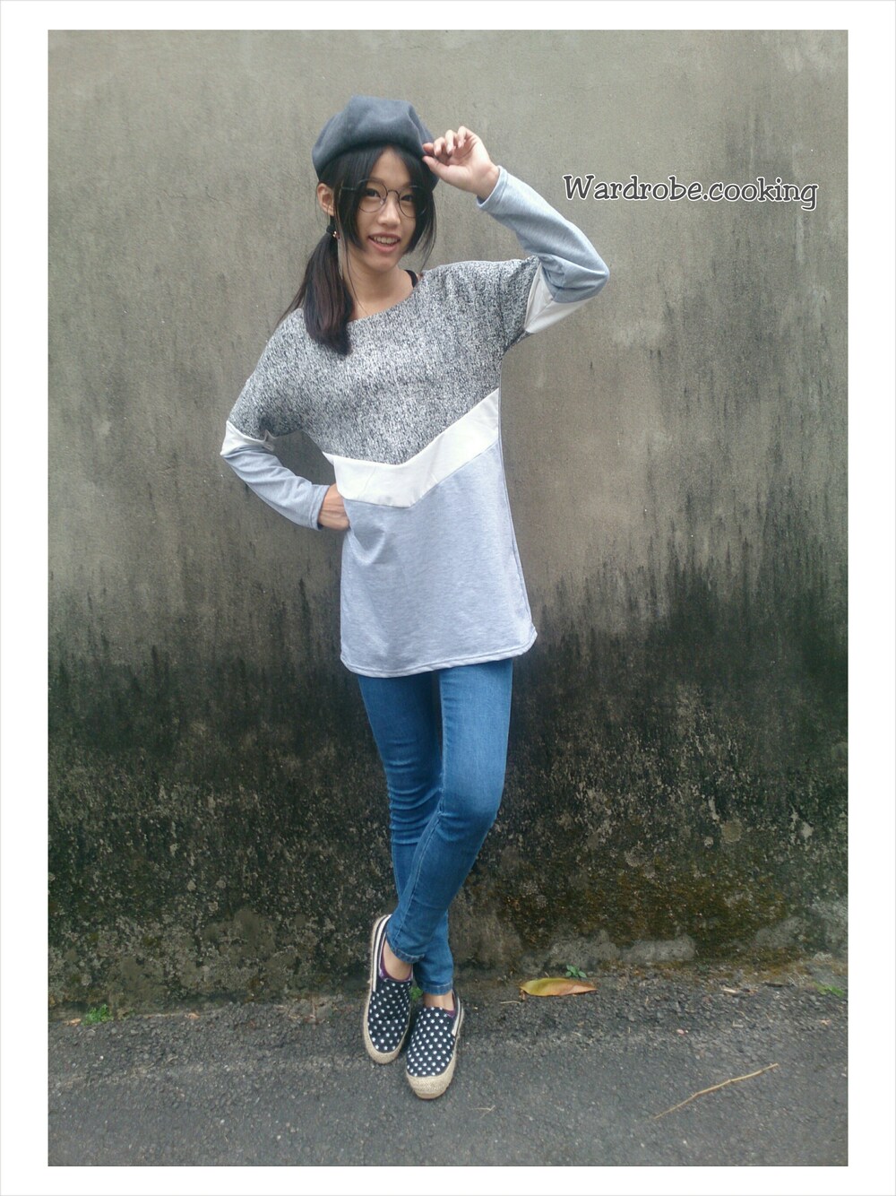 グレー系のTシャツ/カットソー、ブルー系のデニムパンツ、グレー系のハンチング/ベレー帽を着用したレディースの秋コーディネートの1枚目の写真