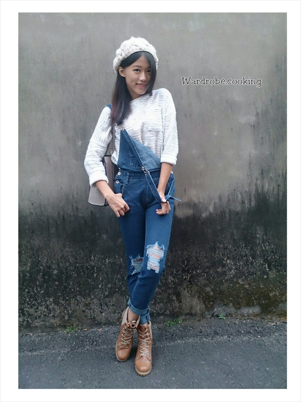 ホワイト系のニット/セーター、ブルー系のサロペット/オーバーオールを着用したレディースの秋コーディネートの1枚目の写真