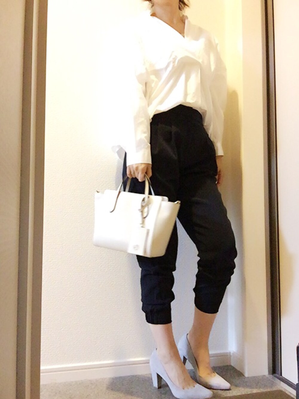 ブルー系のその他パンツ、ホワイト系のシャツ/ブラウス、グレー系のパンプスを着用したレディースの春コーディネートの1枚目の写真