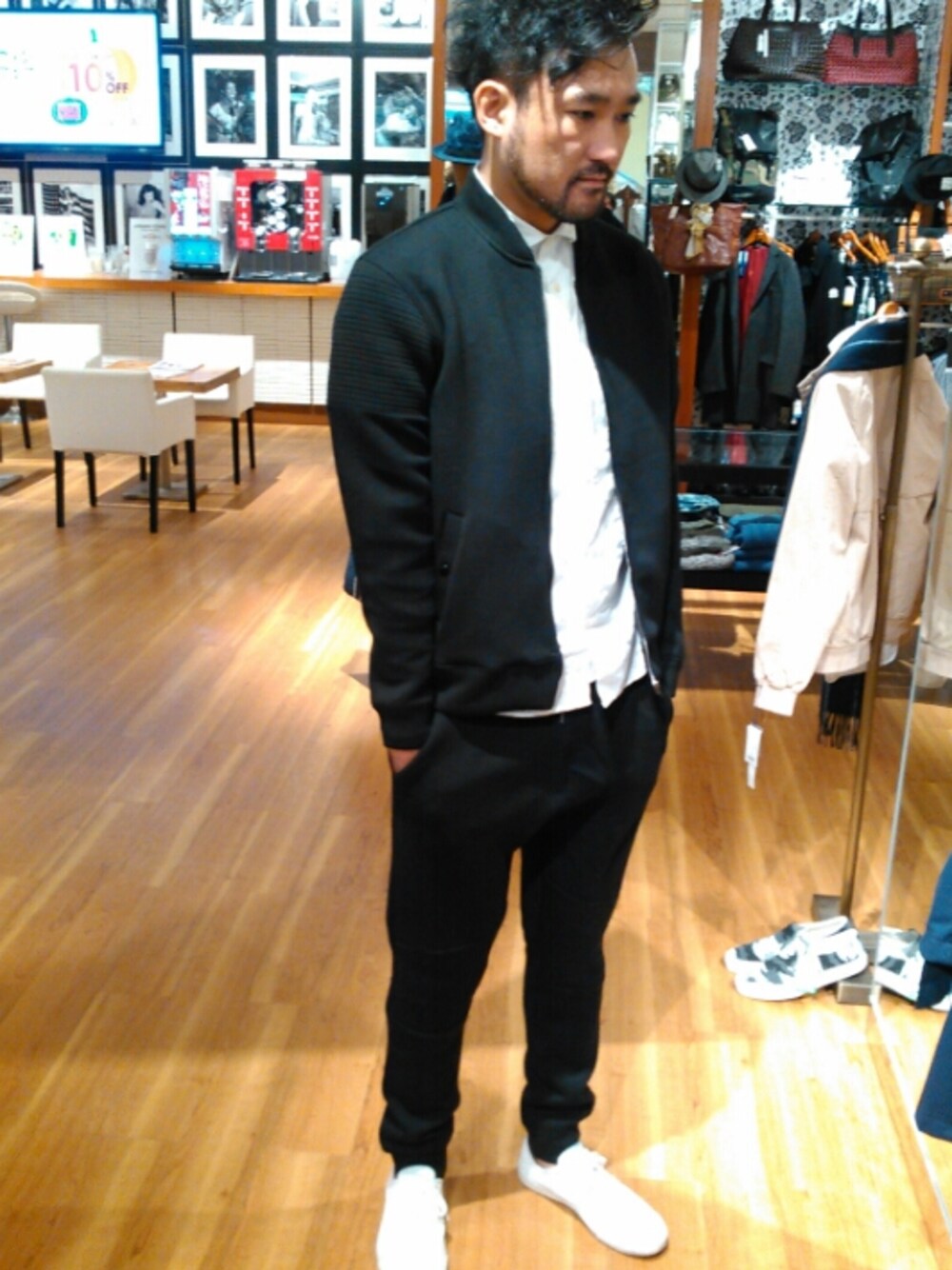 ブラック系のブルゾン、ホワイト系のシャツ/ブラウス、ブラック系のパンツを着用したメンズの秋コーディネートの1枚目の写真