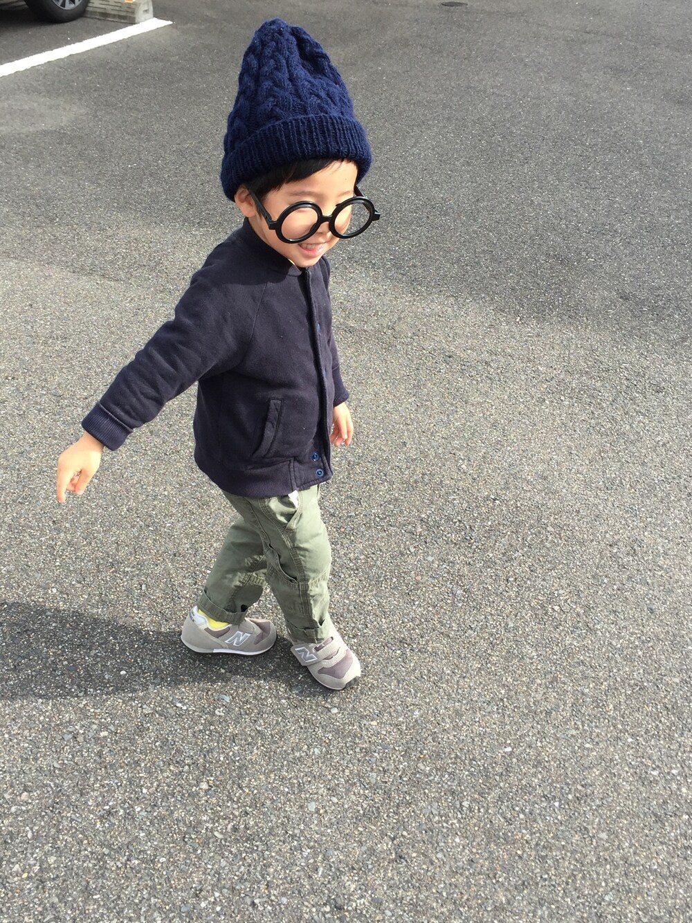 「NEW BALANCEのアイテム（スニーカー、グレー系）」を使った、yuyuさん（キッズ・90cm）の秋コーディネートの1枚目の写真