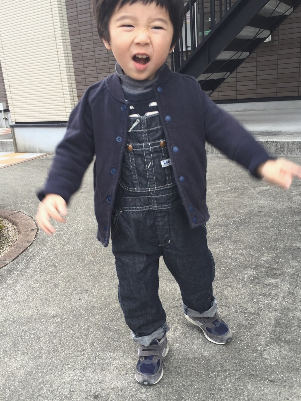 「キッズコーデ、紺色コーデ、ニューバランス、Lee kids、無印良品」｜「LeeのOVERALLS DENIM OW（サロペット/オーバーオール、ブルー系）」を使った、yuyuさん（キッズ・90cm）の春コーディネートの1枚目の写真
