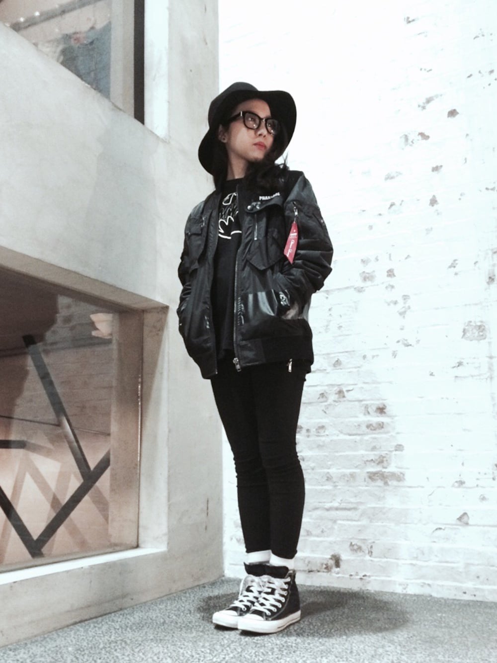 ブラック系のナイロンジャケットを着用したレディースの冬コーディネートの1枚目の写真