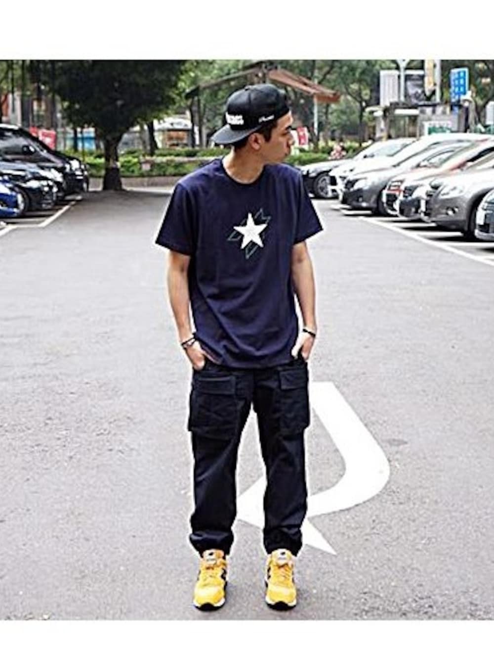 ブルー系のTシャツ/カットソー、ブラック系のチノパンツ、イエロー系のスニーカーを着用したメンズの春コーディネートの1枚目の写真