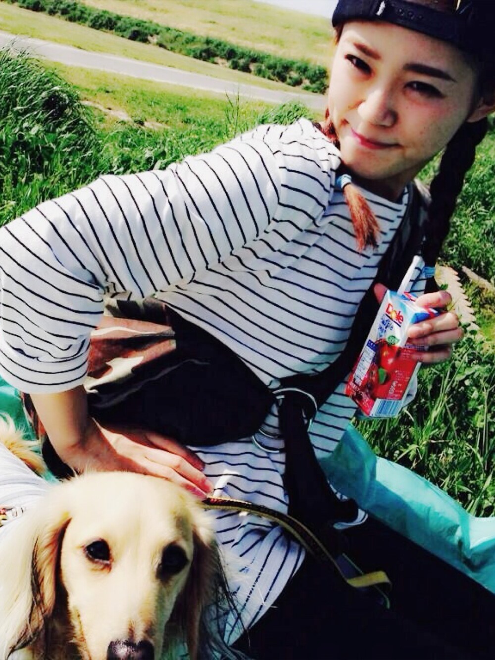 「お散歩♪、ピクニック、park、愛犬、American Apparel、stussy、Sunnyday、カジュアル、春、みつあみ」｜「American Apparelのアイテム（Tシャツ/カットソー、ホワイト系）」を使った、TAGUさん（レディース・154cm）の春コーディネートの1枚目の写真
