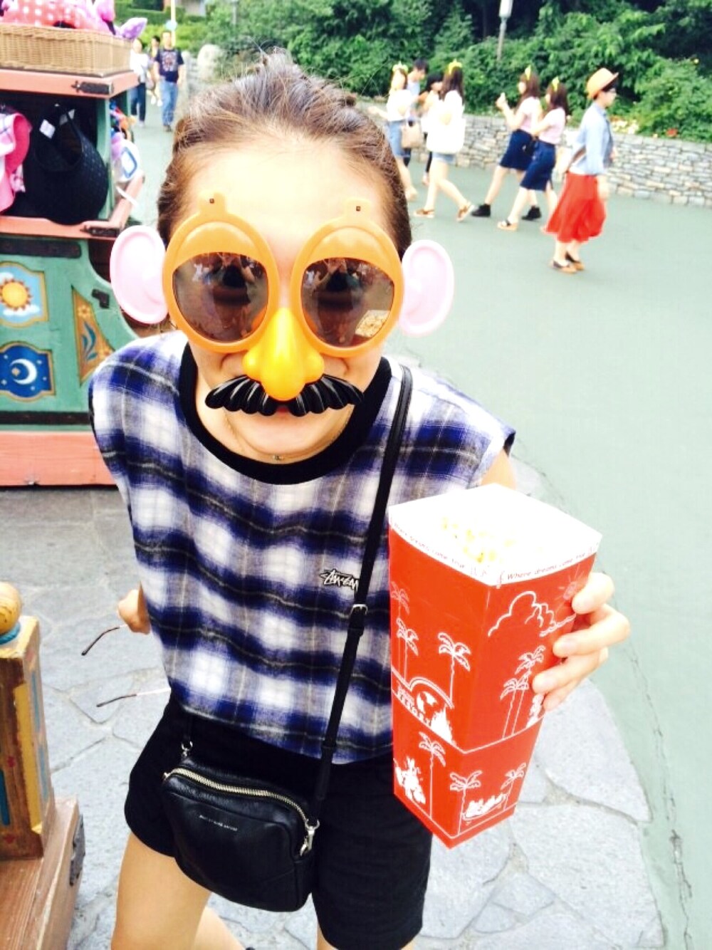 「stussy、stussy women、夏、ディズニー、American Apparel」｜「STUSSYのアイテム（タンクトップ、ブルー系）」を使った、TAGUさん（レディース・154cm）の夏コーディネートの1枚目の写真