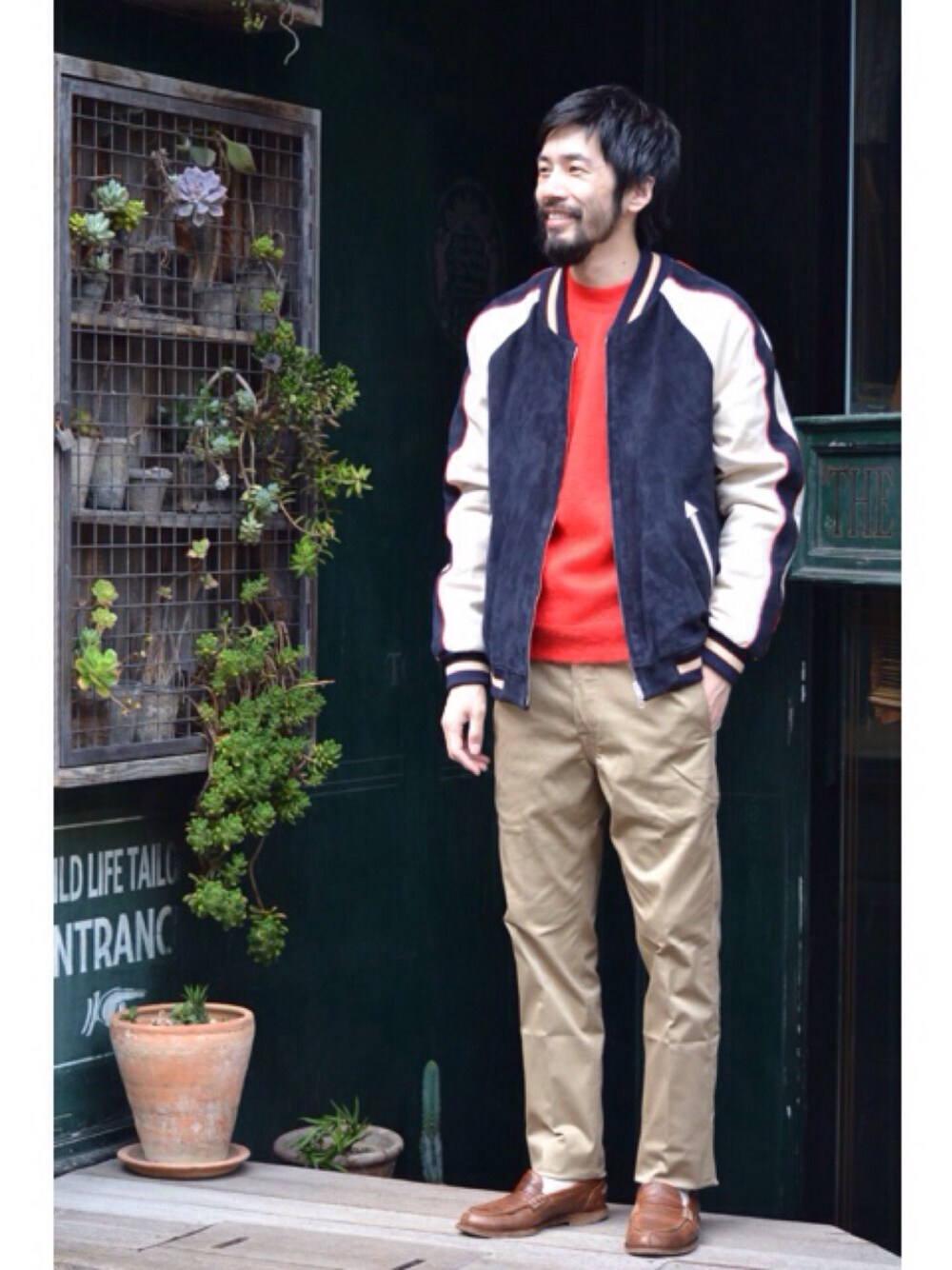 ブルー系のジャケット/アウター、レッド系のニット/セーター、ベージュ系のパンツを着用したメンズの夏コーディネートの1枚目の写真