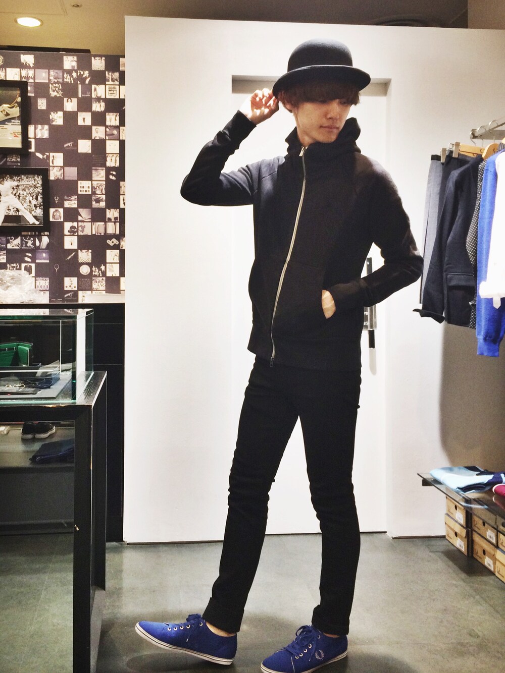 「FRED PERRY、ハット、ボーラーハット、パーカー、黒、黒スキニー、スニーカー、青、秋のコーデ」｜「FRED PERRYのColoured Parka （パーカー、ブラック系）」を使った、Kentoさん（メンズ・176cm）の秋コーディネートの1枚目の写真