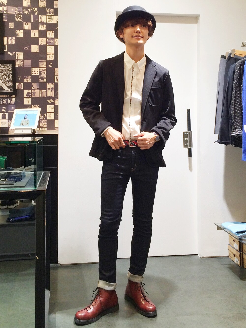「FRED PERRY、ハット、ボーラーハット、ジャケット、テーラードジャケット、白シャツ、タックイン、デニム、ブーツ、秋のコーデ」｜「FRED PERRYのBowler Hat（ハット、ブラック系）」を使った、Kentoさん（メンズ・176cm）の秋コーディネートの1枚目の写真