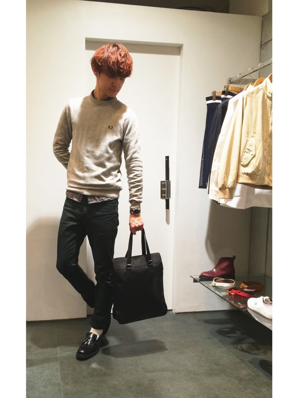「春、シンプル、セーター、シャツスタイル、スキニーデニム、ロールアップ、ローファー、トートバッグ、FRED PERRY、GEORGE COX」｜「FRED PERRYのClassic Cotton Crew Neck（ニット/セーター、グレー系）」を使った、Kentoさん（メンズ・176cm）の冬コーディネートの1枚目の写真