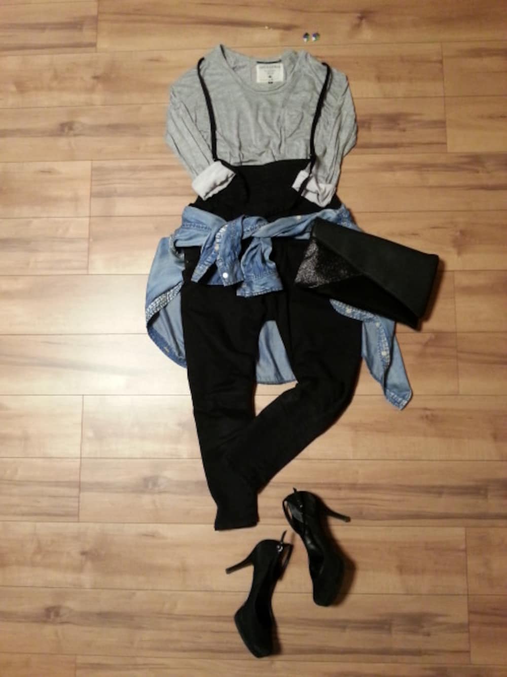 ブラック系のサロペット/オーバーオール、ブルー系のシャツ/ブラウスを着用したレディースの春コーディネートの1枚目の写真
