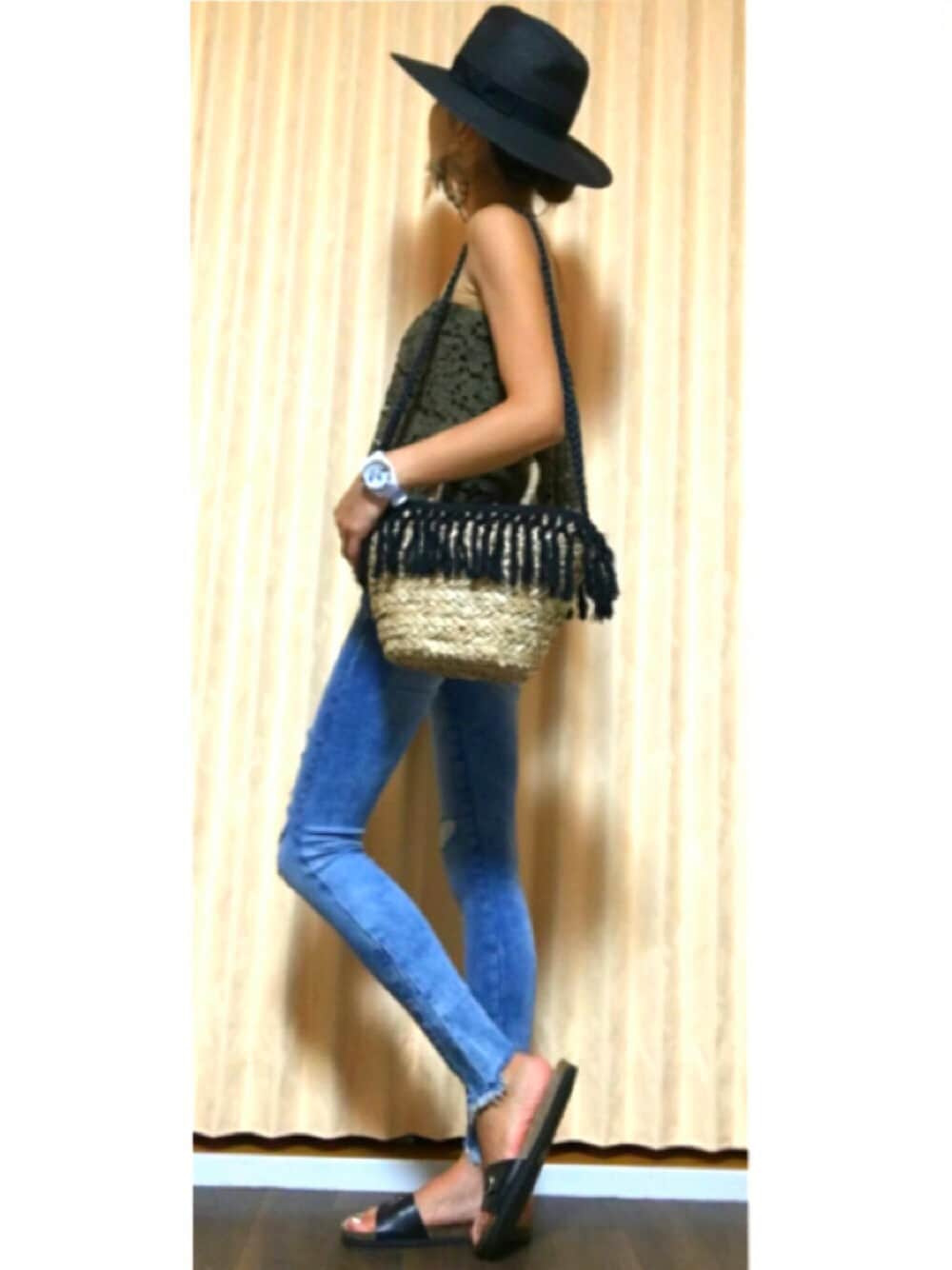 グリーン系のチューブトップ、ブルー系のデニムパンツ、ブラック系のサンダルを着用したレディースの夏コーディネートの1枚目の写真