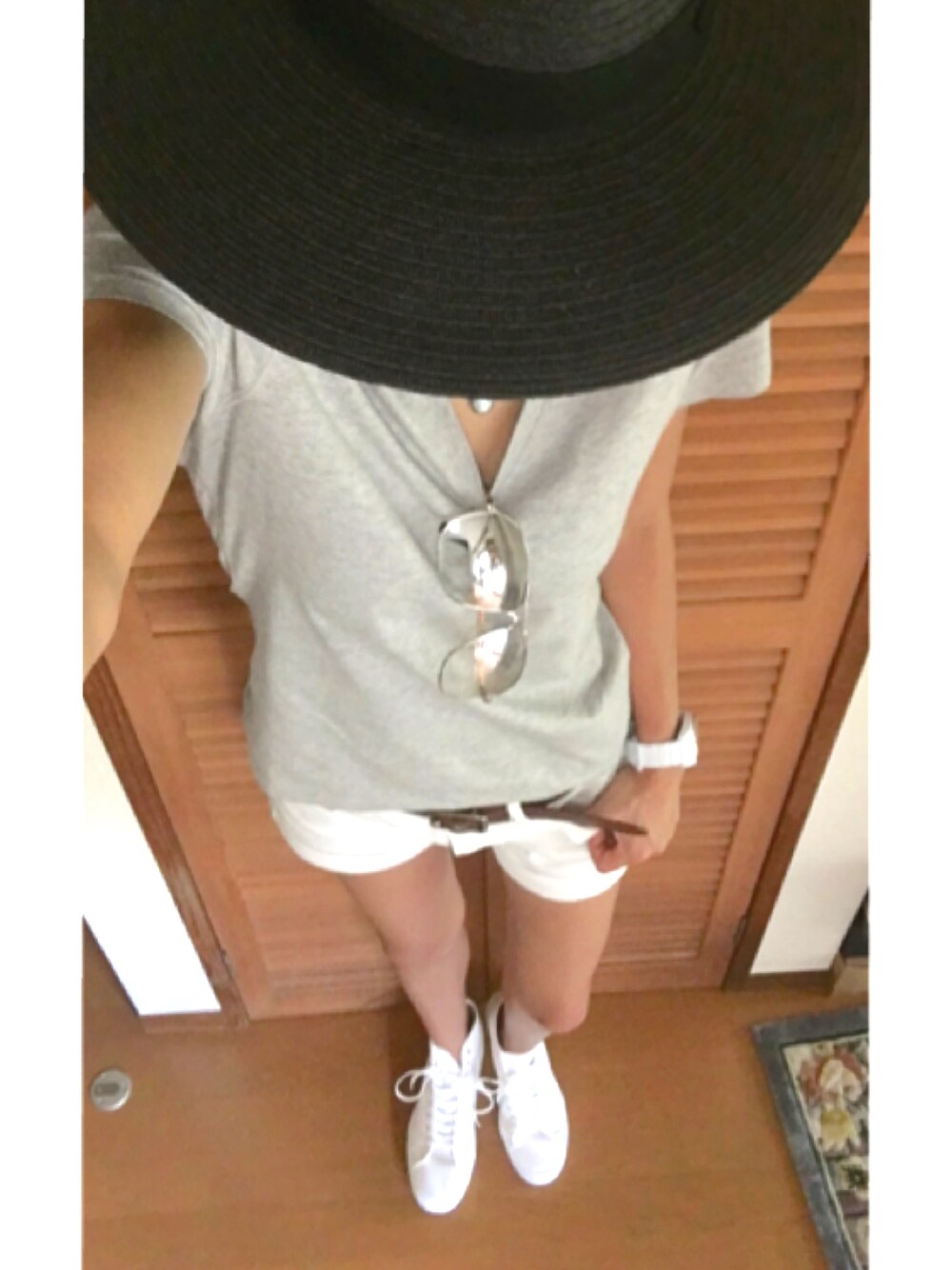 「ママコーデ、ハイカットスニーカー、VネックT、モノトーン、ラフ、ラクチンコーデ、カジュアル、シンプル、Tシャツ、summer」｜「ROPE' PICNICのペーパーつば広ブレードハット（ハット、ブラック系）」を使った、C.E.M.◡̈︎さん（レディース・165cm）の夏コーディネートの1枚目の写真