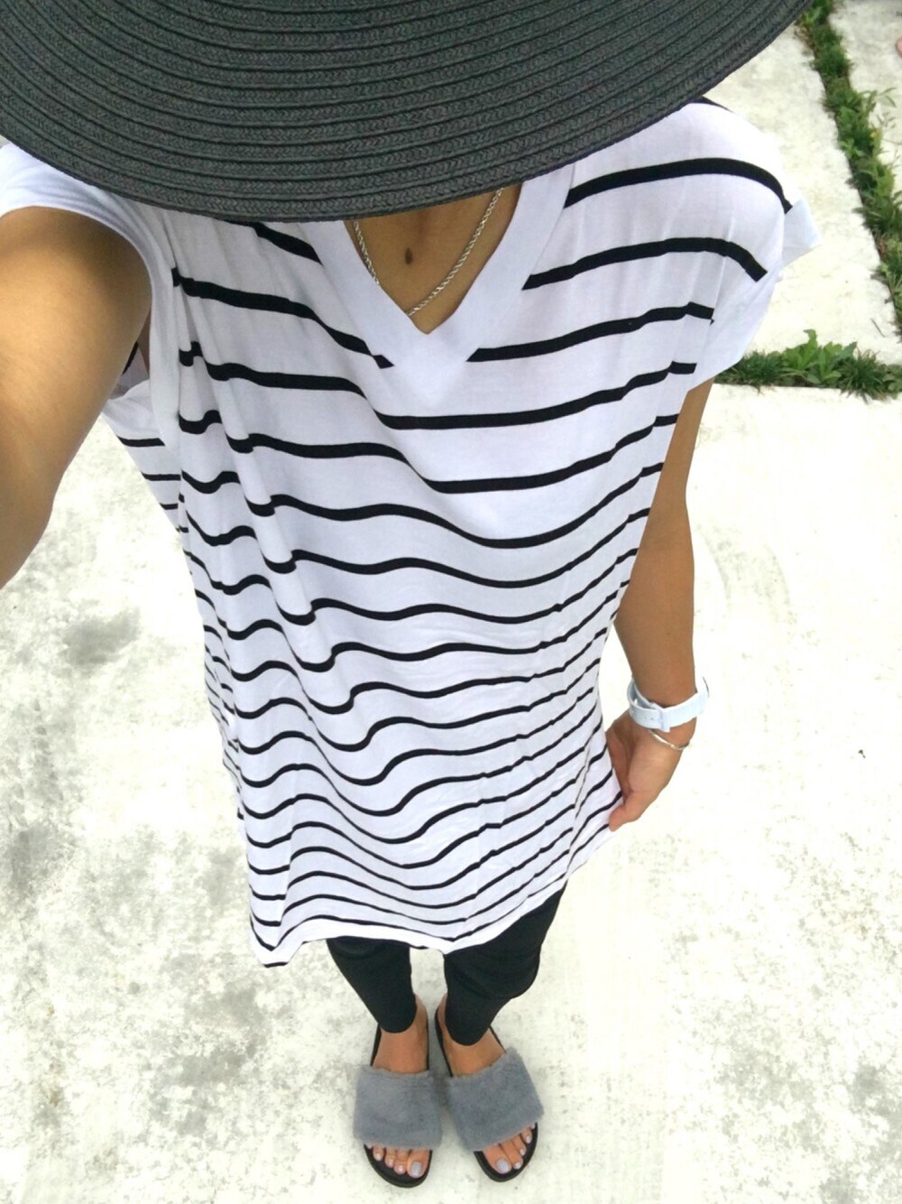 その他のTシャツ/カットソー、グレー系のシューズ、ブラック系のハットを着用したレディースの夏コーディネートの1枚目の写真