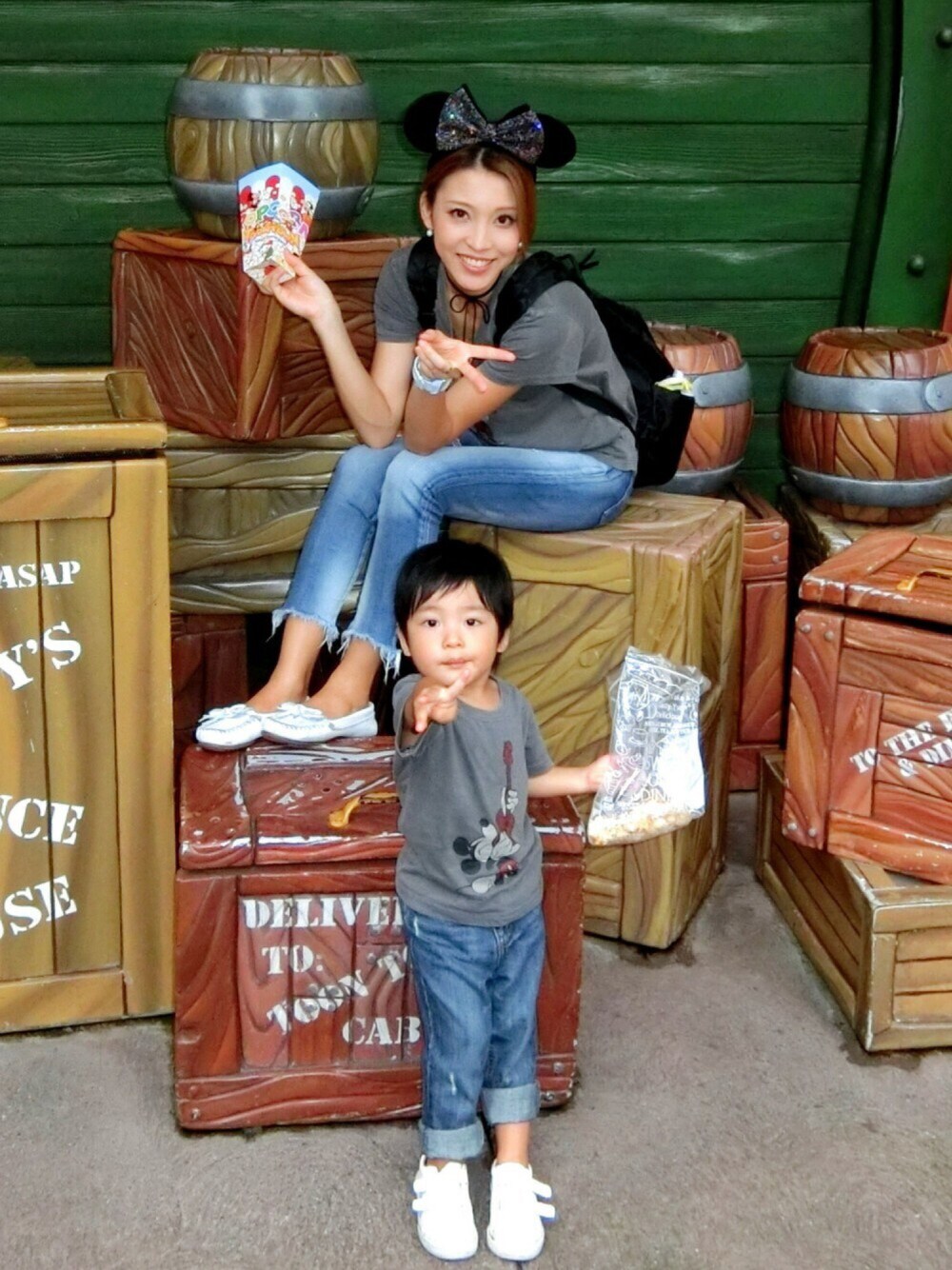 「ディズニーコーデ、ディズニーランド、ミッキーT、親子コーデ、ママコーデ、スリッポン、フレイドヘム、ラフ、シンプル、カジュアル」｜「GLOBAL WORKのディズニーTシャツ半袖3/Women/722901（Tシャツ/カットソー、グレー系）」を使った、C.E.M.◡̈︎さん（レディース・165cm）の秋コーディネートの1枚目の写真